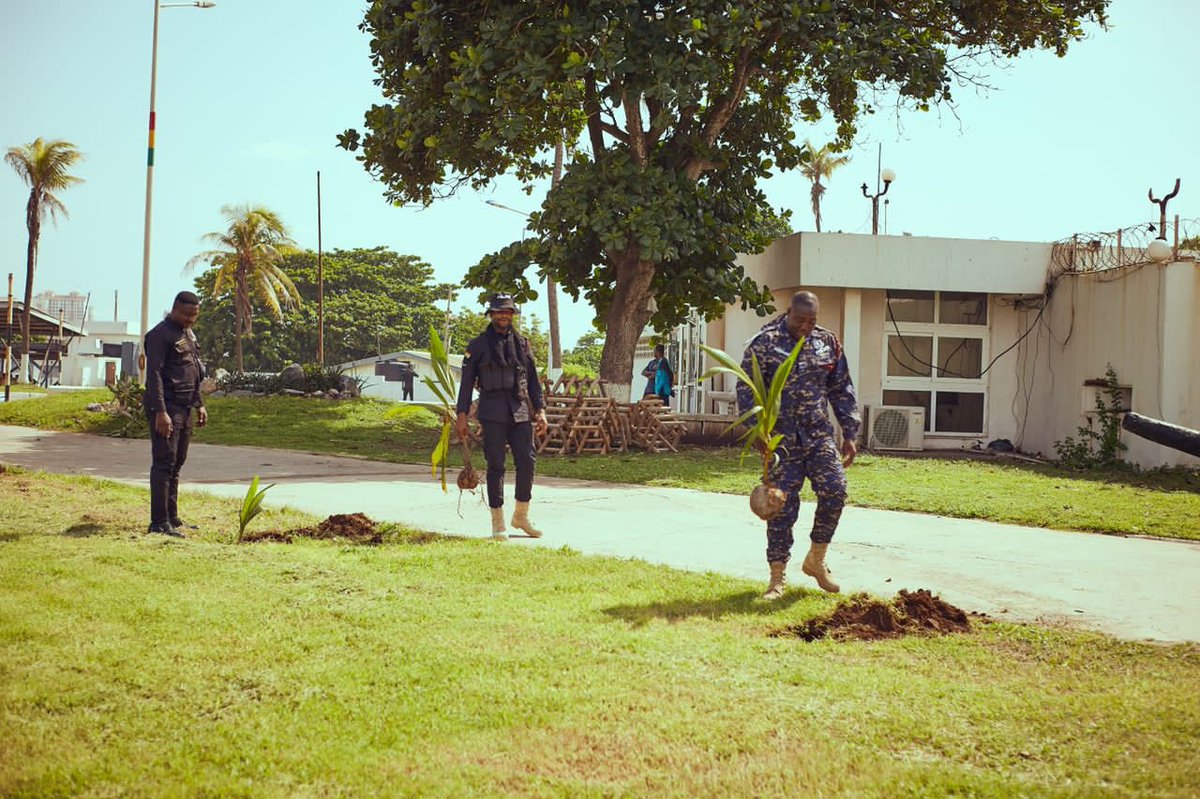 greenerspacegh's tweet photo. The saying that The best time to plant a tree was 25 years ago. The second-best time to plant a tree is today. So yes we are planting today to save us tomorrow. 

Get in touch via DM to know more on how to donate to plant a tree🤝

#letsgoplanting #treeplanting #planting #police https://t.co/TRfiTEdYwO