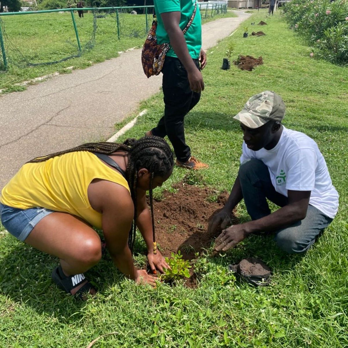 greenerspacegh's tweet photo. The saying that The best time to plant a tree was 25 years ago. The second-best time to plant a tree is today. So yes we are planting today to save us tomorrow. 

Get in touch via DM to know more on how to donate to plant a tree🤝

#letsgoplanting #treeplanting #planting #police https://t.co/TRfiTEdYwO