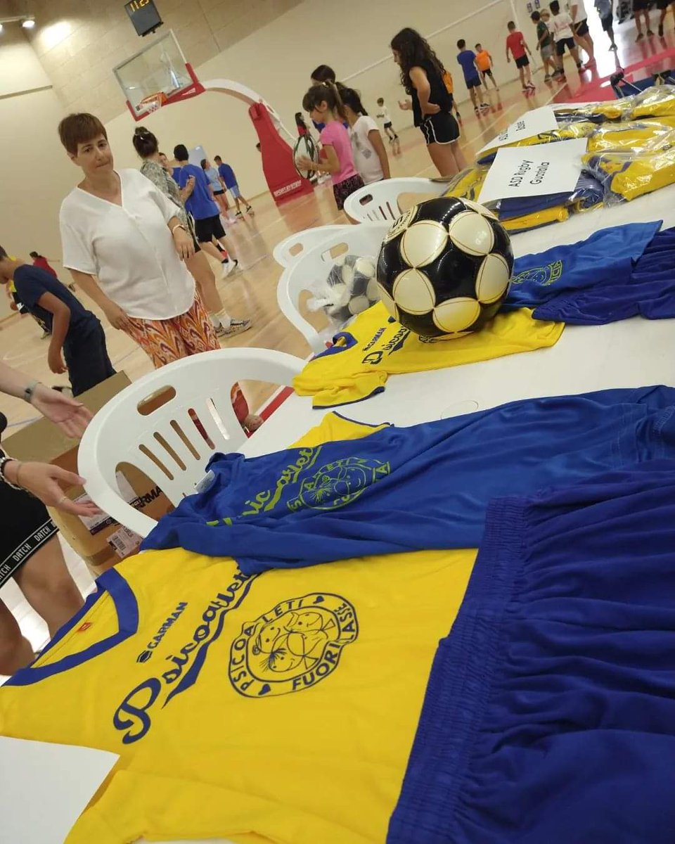 Psicoatleti's tweet photo. Le associazioni sportive che hanno aderito al progetto #FUORICLASSE hanno ricevuto il materiale sportivo frutto delle donazioni. Difficile trattenere l'emozione quando i bimbi invadono il palazzetto in un tripudio di palleggi, passaggi e tiri in ogni direzione!
 #StopWarInUkraine https://t.co/6ZLkNuIwJn