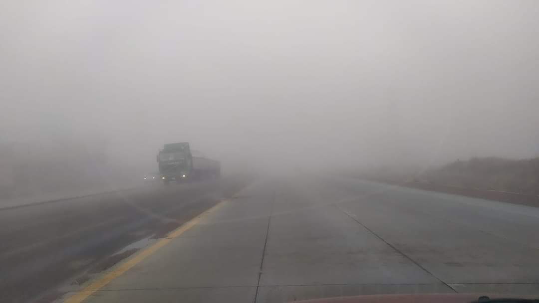 ContraParteB's tweet photo. #deÚltimo:
La carretera que une a las ciudades #Viacha - #ElAlto amaneció con una intensa niebla, misma que impidió la buena visibilidad a los conductores. https://t.co/fXmYXN4Qef