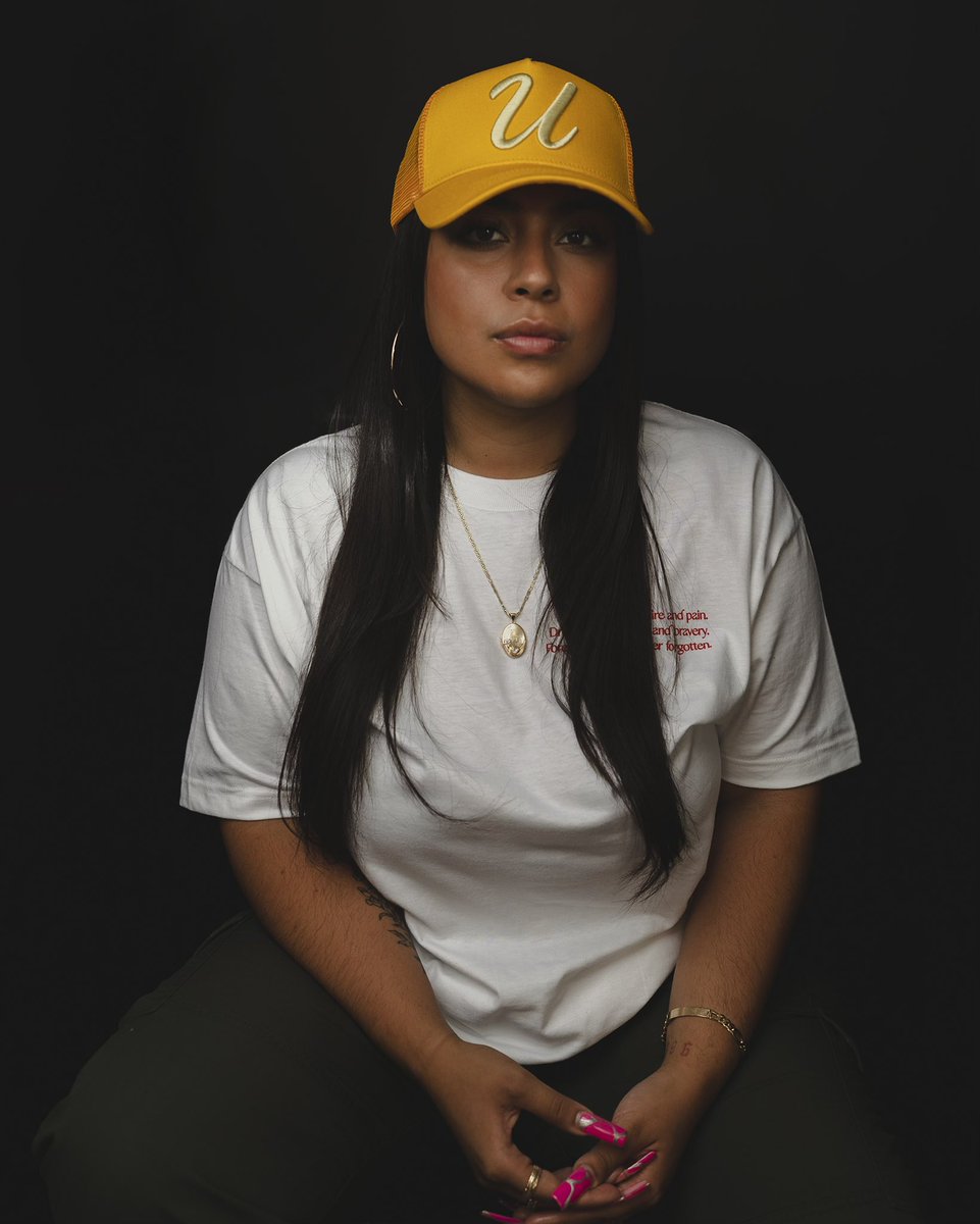 _nicolelobo's tweet image. Me in the Blooming “U” Trucker in Bright Canary for @thebloomingu 💛