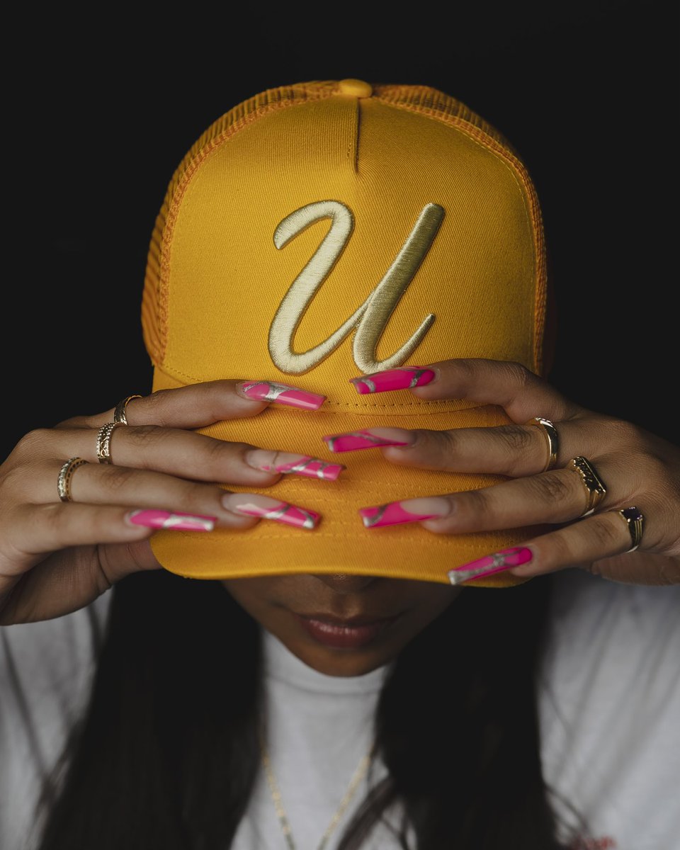 _nicolelobo's tweet image. Me in the Blooming “U” Trucker in Bright Canary for @thebloomingu 💛
