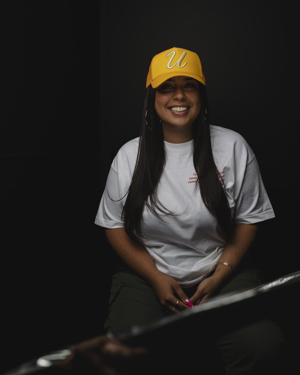 _nicolelobo's tweet image. Me in the Blooming “U” Trucker in Bright Canary for @thebloomingu 💛