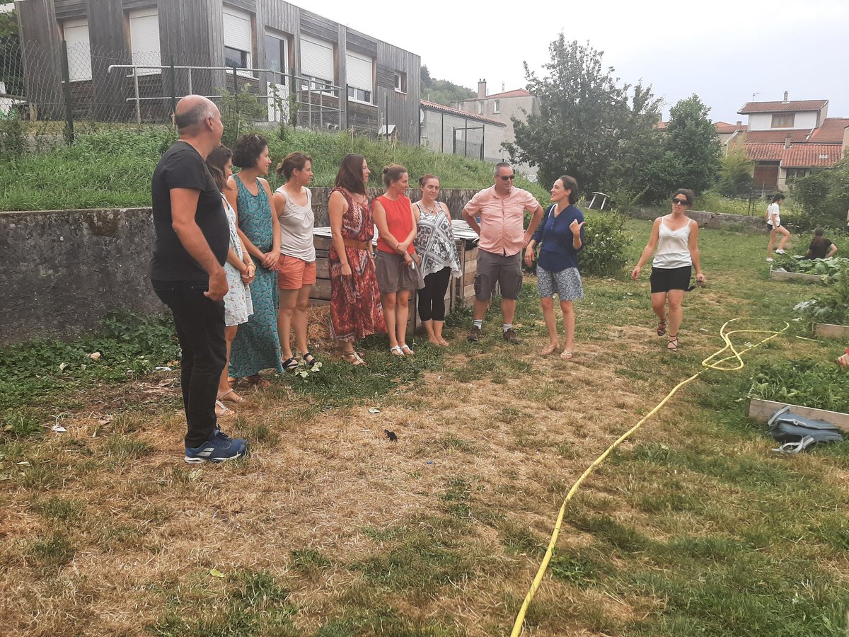 isa_petiot's tweet photo. #GIVORS école Peri, au milieu d'un cadre verdoyant, les enfants trient, compostent les déchets alimentaires 🥕🍅 et jardinent avec l'aide du @grandlyon Bravo aux enseignants et au périscolaire qui portent le projet ! #ObjectifZeroDechet https://t.co/POeFaV16ul