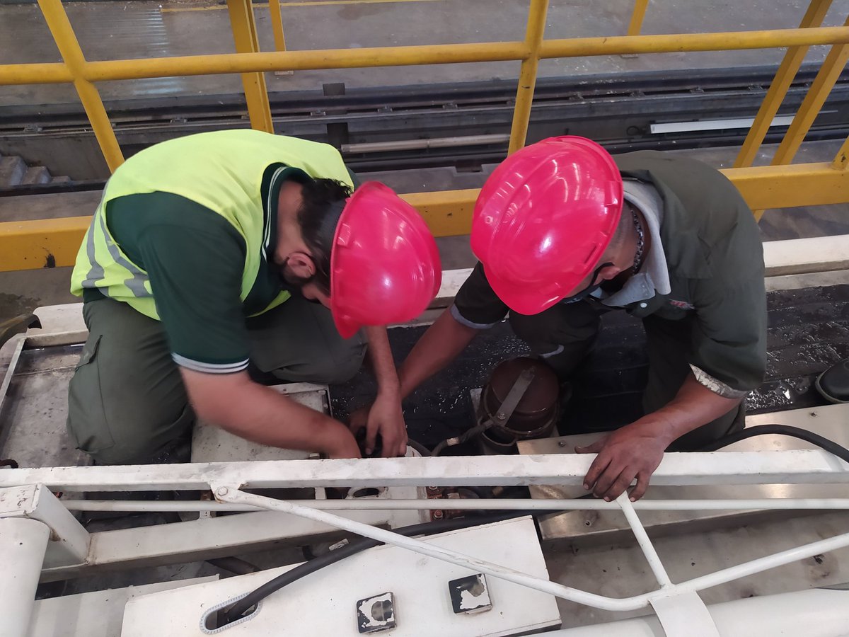 CAMETROVALENCIA's tweet photo. #SomosMetro🚧||Avanzando con las diferentes tareas en cada uno de los sistemas de los #Vagones, trabajadores del #TallerIntegral de @CAMETROVALENCIA realizaron mantenimiento e instalación del pantógrafo del #Vagón1010 🚇 ¡Trenes para el pueblo🇻🇪 #ValeLaPenaCuidarse https://t.co/RCeqmWZss9