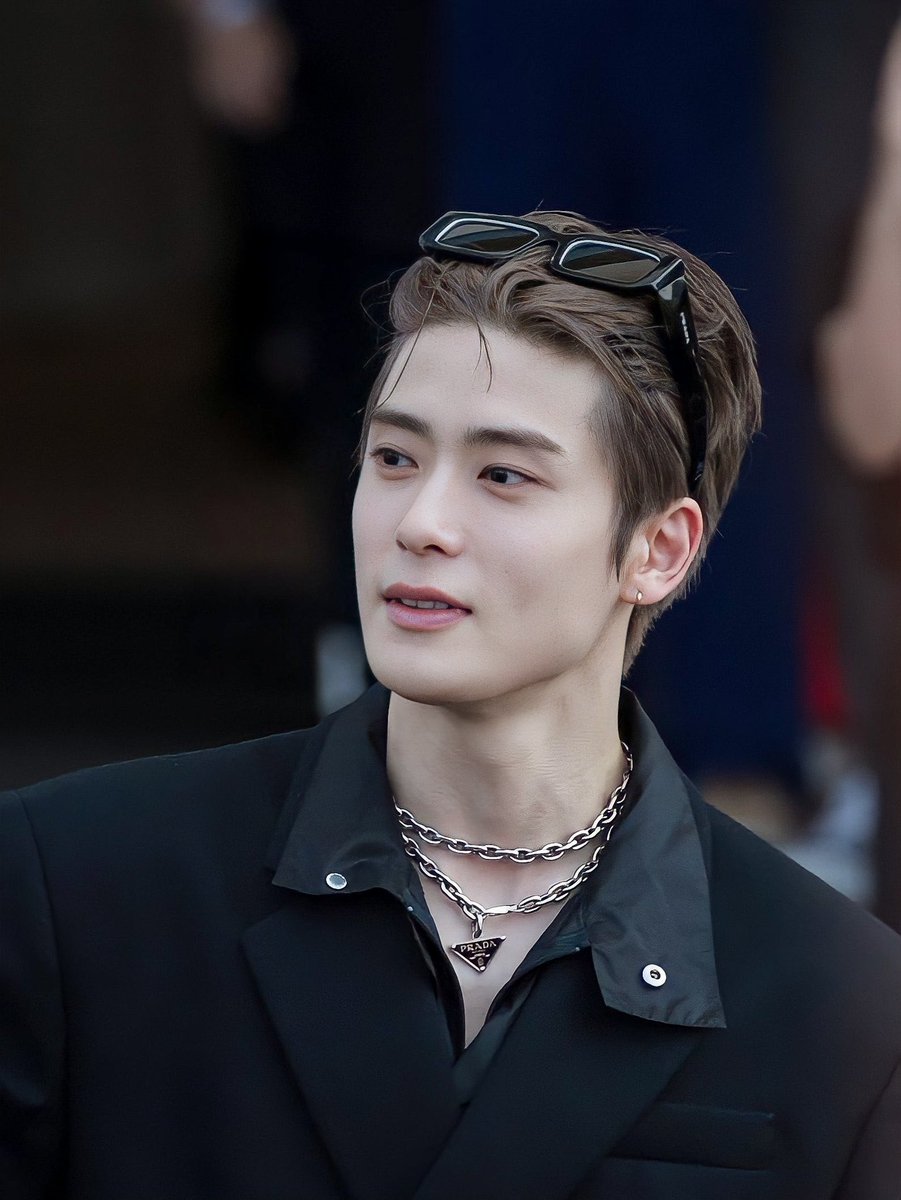 mormay_96's tweet photo. กรี๊ดดดดด แม่ ที่คอน้องไม่ใช่สร้อยคอค่ะ น้องเอาเข็มขัดมาทำ!!!!!!! 

 PRADA AMBASSADOR
#JaehyunPradaBA #PradaMFWxJaehyun #JAEHYUN #NCT https://t.co/95clVnrXJV