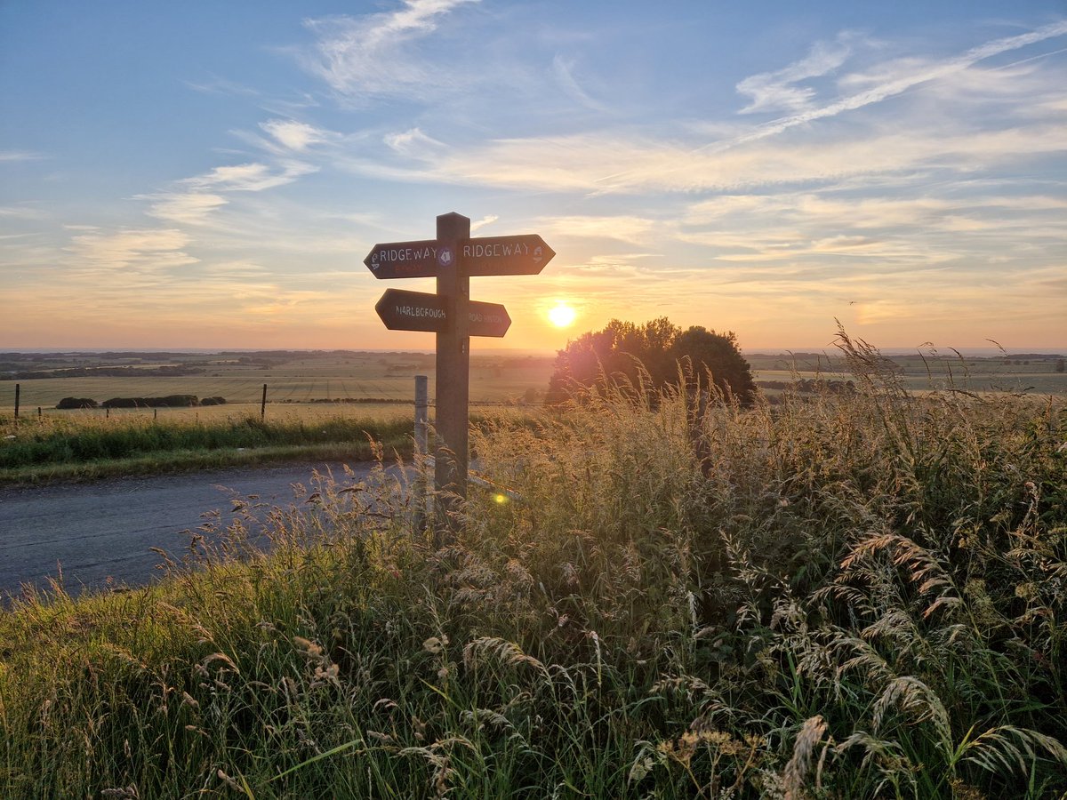 JamesBoothPhoto's tweet photo. Lovely up Hackpen Hill last night for the sunset
#sunset #photography #sunsetphotography #SummerSolstice2022 #hackpenhill https://t.co/U0rfAntfLl