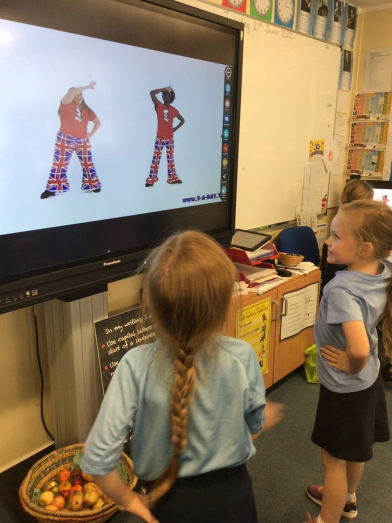 Keeping fit by dancing 5 a day and doing yoga @TheBTSAHub <a href="/whitchurchCEFed/">The Whitchurch Church of England Federation</a> <a href="/Office_WIA/">Office_WIA</a> @StBartsTrust