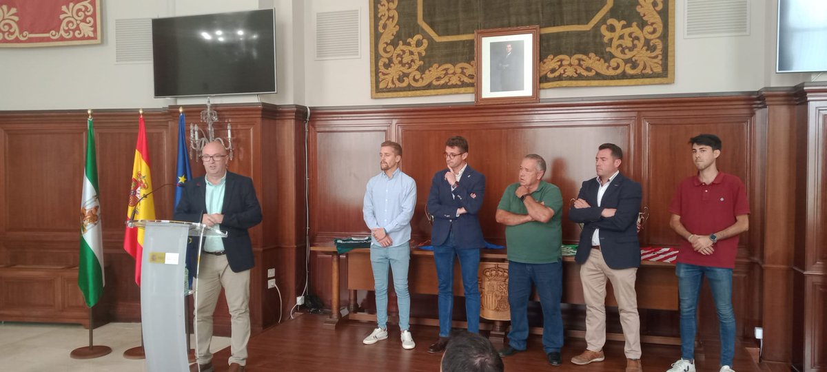ATorredonjimeno's tweet photo. ⚽ La UD "Ciudad de Torredonjimeno" B se enfrentará al Mogón CF este domingo a las 21.00 horas en la final de la Copa "Subdelegada del Gobierno", que se disputará en Ibros. Hoy ha tenido lugar la recepción a ambos equipos. https://t.co/LwNLBrvrvw