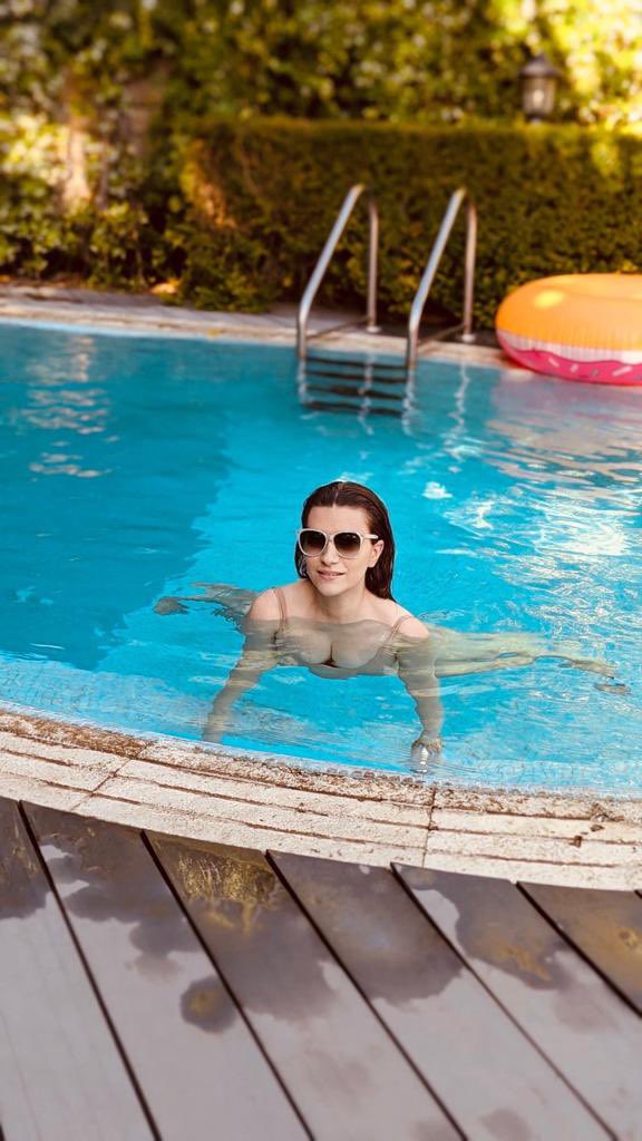 Primo giorno d’estate be like:
#Estate2022

Primer día del verano be like:
#Verano2022

First day of summer be like:
#Summer2022

Primeiro dia de verão be like:
#Verão2022

Premier jour de l'été be like:
#Été2022