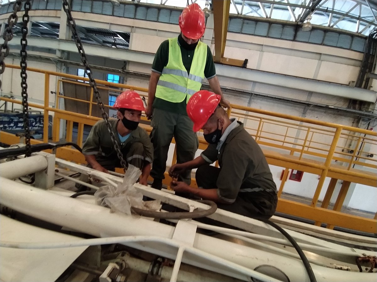 CAMETROVALENCIA's tweet photo. #SomosMetro🚧||Avanzando con las diferentes tareas en cada uno de los sistemas de los #Vagones, trabajadores del #TallerIntegral de @CAMETROVALENCIA realizaron mantenimiento e instalación del pantógrafo del #Vagón1010 🚇 ¡Trenes para el pueblo🇻🇪 #ValeLaPenaCuidarse https://t.co/RCeqmWZss9