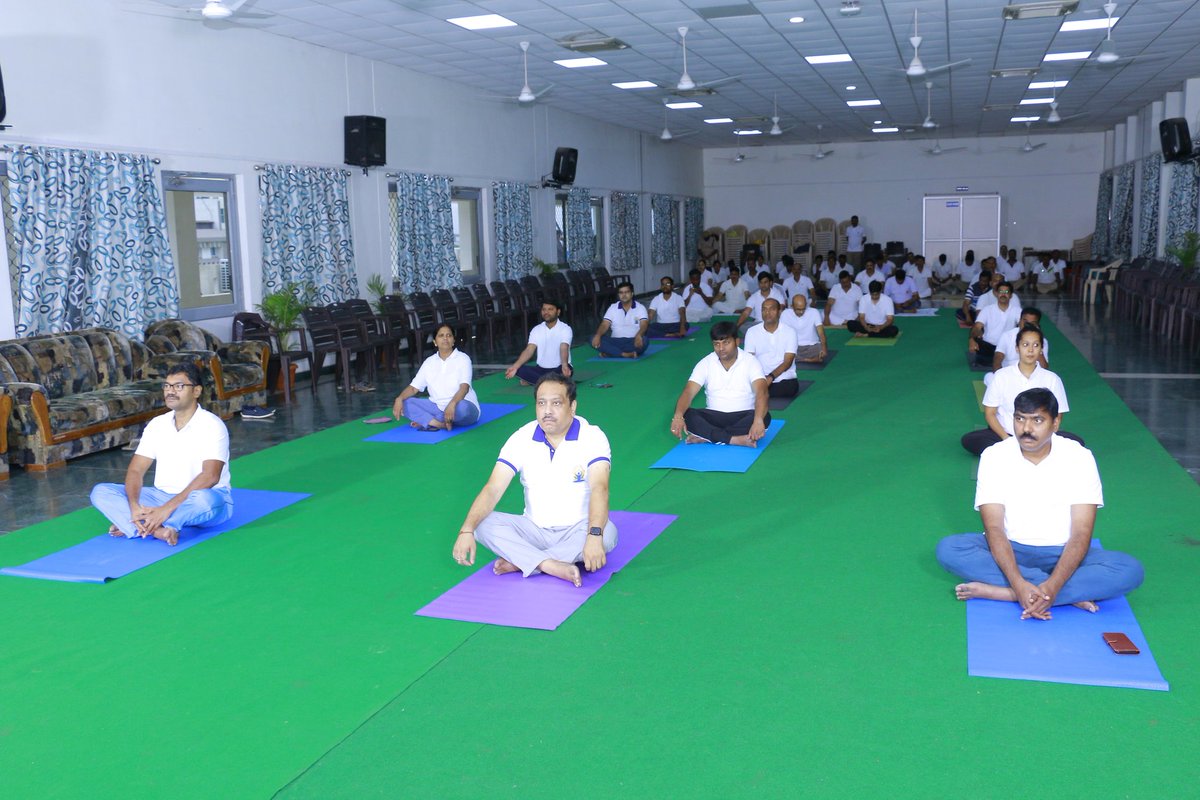 drmhyb's tweet photo. Shri Sharat Chandrayan, Divisional Railway Manager, Hyderabad Division, South Central Railway joined along with Officials &amp; Staff to witness 8th #InternationalDayOfYoga2022 Celebrations at Gulistan, Hyderabad Bhavan, Secunderabad on 21.06.2022.

@RailMinIndia 

@SCRailwayIndia https://t.co/yXIpkut7Ib