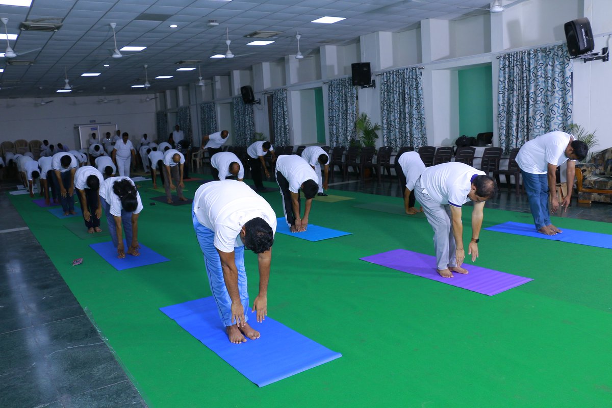 drmhyb's tweet photo. Shri Sharat Chandrayan, Divisional Railway Manager, Hyderabad Division, South Central Railway joined along with Officials &amp; Staff to witness 8th #InternationalDayOfYoga2022 Celebrations at Gulistan, Hyderabad Bhavan, Secunderabad on 21.06.2022.

@RailMinIndia 

@SCRailwayIndia https://t.co/yXIpkut7Ib
