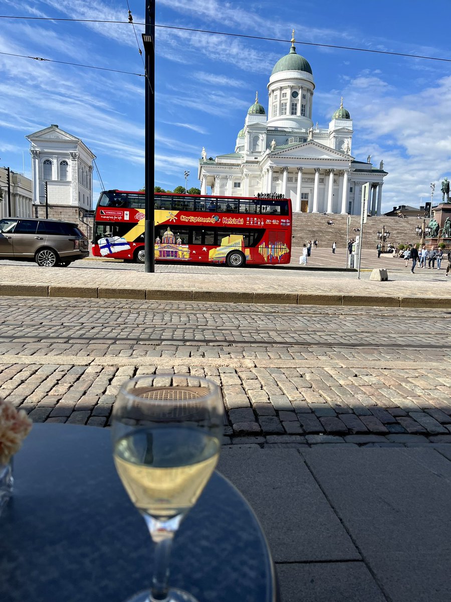 Se on loma nyt, vihdoinkin! On ollut rankka vuosi, vuodet -20-22. Korona, Ukrainan sota, lakko, omien tavoitteiden tarkastelua, periksi antamista ja uudelleen innostumista. Ihana, raskas, rakas työ, nyt hetkeksi tauolle. #reksihommia #itsemyötätunto #helsinkioppii #rekrytointi