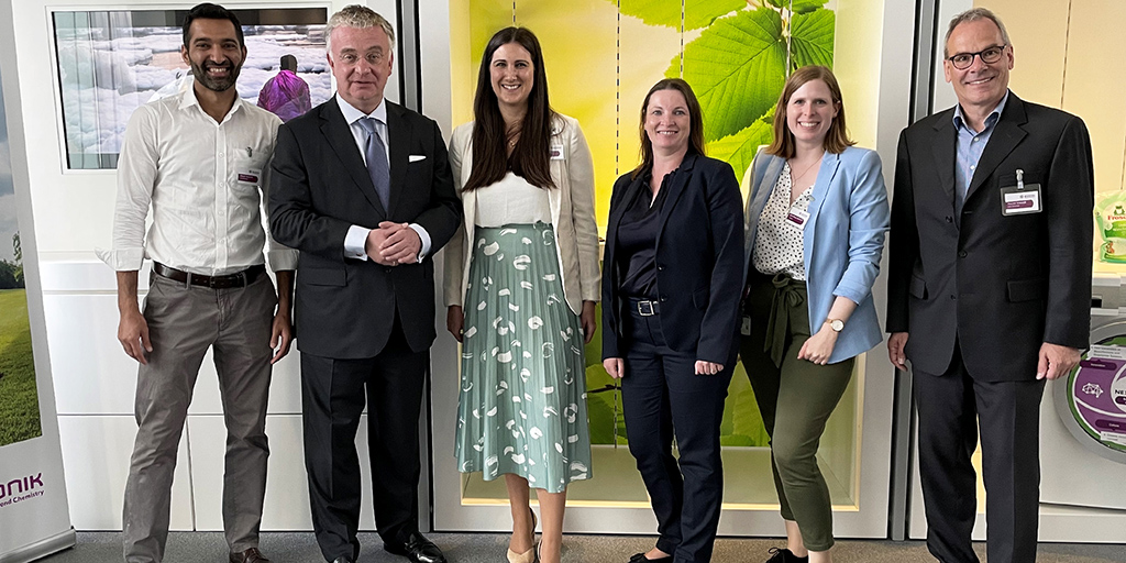 Evonik_DE's tweet photo. „Sie gestalten hier die Zukunft mit“: Christian Kullmann, #Evonik -CEO, zeigte sich begeistert von seinem Besuch der #Creavis im @chemieparkmarl und den Lösungen für ein besseres, nachhaltigeres Leben, die aktuell dort entwickelt werden. „Wandel fängt mit #Innovation an!“ https://t.co/zhhP7JEhPx