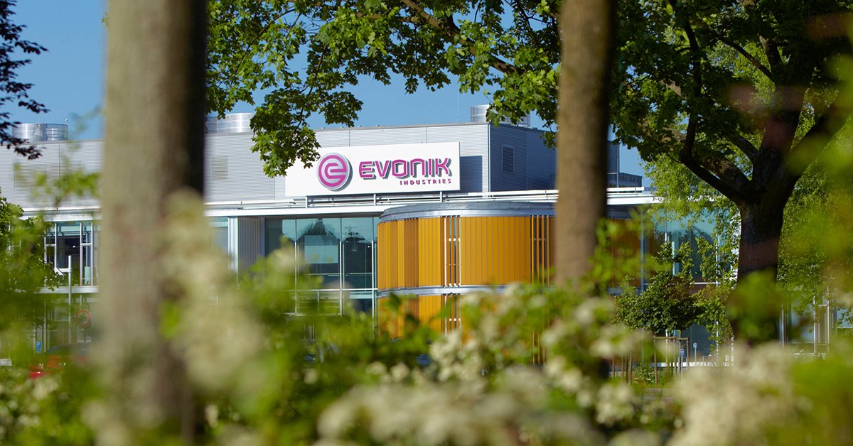 Evonik_DE's tweet photo. „Sie gestalten hier die Zukunft mit“: Christian Kullmann, #Evonik -CEO, zeigte sich begeistert von seinem Besuch der #Creavis im @chemieparkmarl und den Lösungen für ein besseres, nachhaltigeres Leben, die aktuell dort entwickelt werden. „Wandel fängt mit #Innovation an!“ https://t.co/zhhP7JEhPx