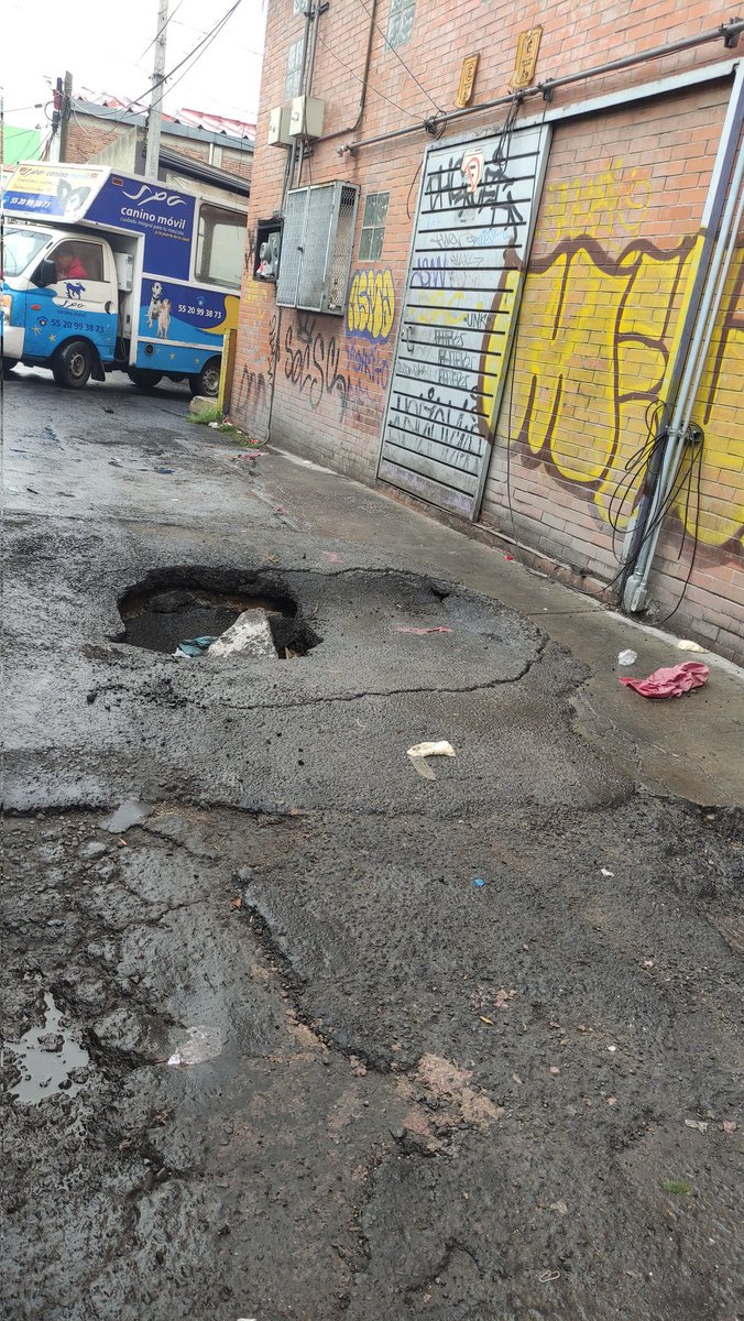 vishyjimenez's tweet photo. 🛑¡Cuidado! Socavón en Joaquín Romo. Atrás de #Lecaroz #insurgentessur. #Tlalpan #AlcaldiaTlalpan #CDMX #VecinosTlalpan https://t.co/GG0b2xmHVi