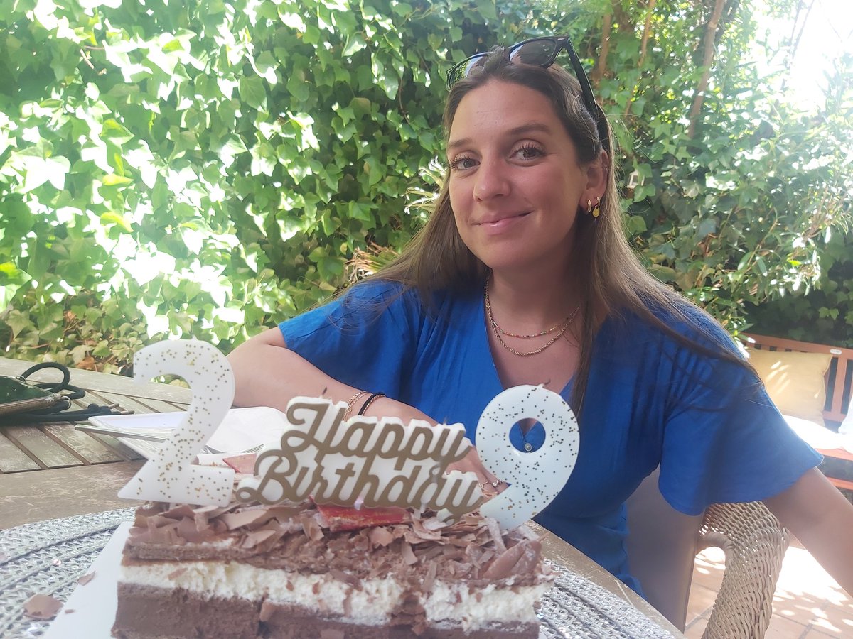 Hoy es el día más importante del año:
Empieza el verano en mi hemisferio. 
Se celebra el Día de la Música.
Y sobre todo, sobre todo sobre todo...
CUMPLE AÑOS MI ADORADA HIJA IRENE!!!
<a href="/Irenayis/">Irene López Kneler</a> 
Eso SÍ que es importante!!!

Felicidades, mi vida!!!