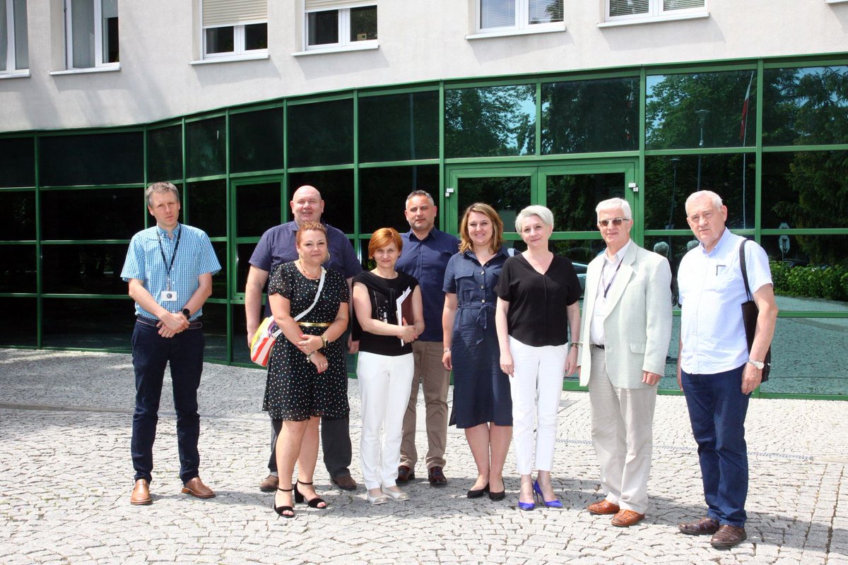 WetGIW's tweet photo. Zastępca GLW Krzysztof Jażdżewski wraz z pracownikami GIW wziął udział w spotkaniu z przedstawicielami @PIWet_PIB w Puławach w celu omówienia założeń do Planu Urzędowej Kontroli Pasz na rok 2023.
#pasze #kontrole https://t.co/0lpUl0D4iA