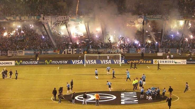 espacogremista_'s tweet photo. Olímpico monumental pulsando na final da Libertadores em 2007. 

Velho casarão intimidava adversários. https://t.co/LienBoywni