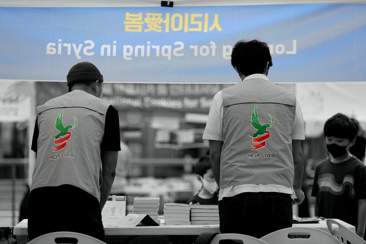 helpsyriasoon's tweet photo. 6월 19일 일요일에 청계광장에서 열렸던 <2022년 세계 난민의 날 문화제 함께 권리를 선언하다“United by Hope”> 행사에 헬프시리아도 참여했습니다.
헬프시리아 부스를 방문해 주시고 응원해 주신 모든 분들께 진심으로 감사드립니다.
#United_by_Hope #난민문화제 
#시리아 #난민 #헬프시리아 #희망 https://t.co/ThtWEugRKL
