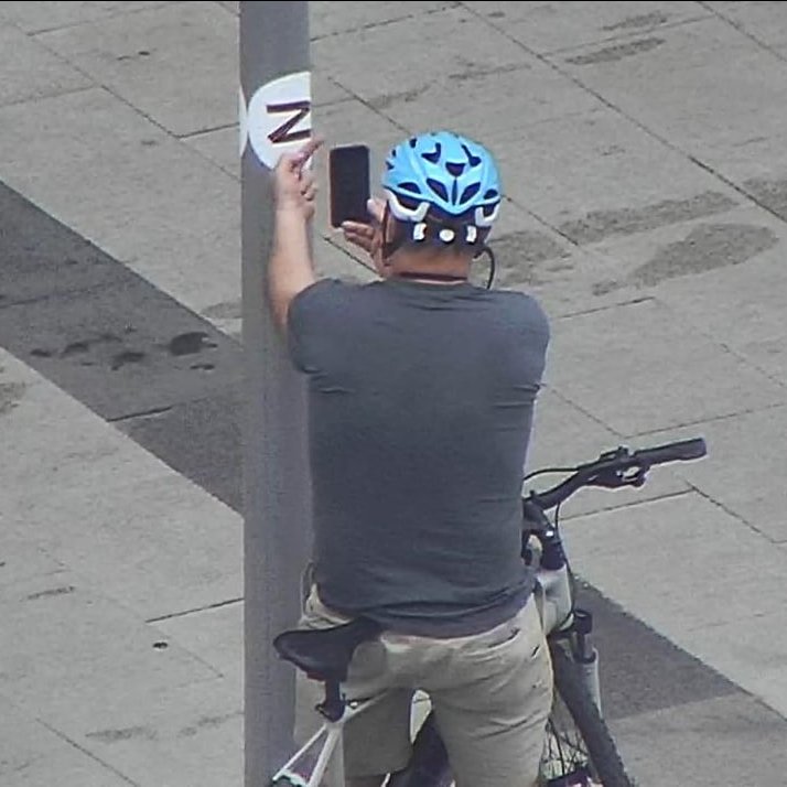 Военноморской атташе посольства США в Москве капитан первого ранга Дэйл Сэмуэл, катаясь по городу на велосипеде, специально остановился у столба, на котором наклеена буква Z и сделал фото своего среднего пальца.