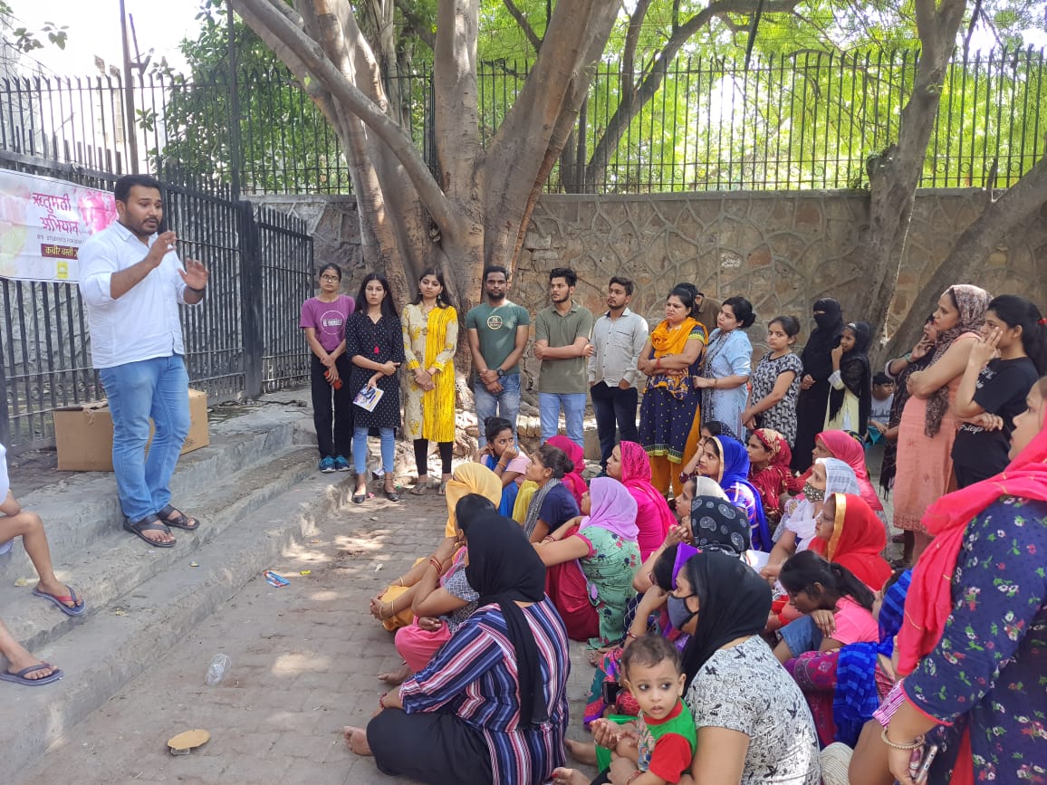 abvp_clc's tweet photo. Today ABVP unit of CLC went in Kabir basti and distributed sanitary pads to womens under SFS (student for seva) program #Ritumatiabhiyan .
#CAMPUSTOCOMMUNITY @iAkshitDahiya @ABVPDelhi https://t.co/RG3GsENjFA