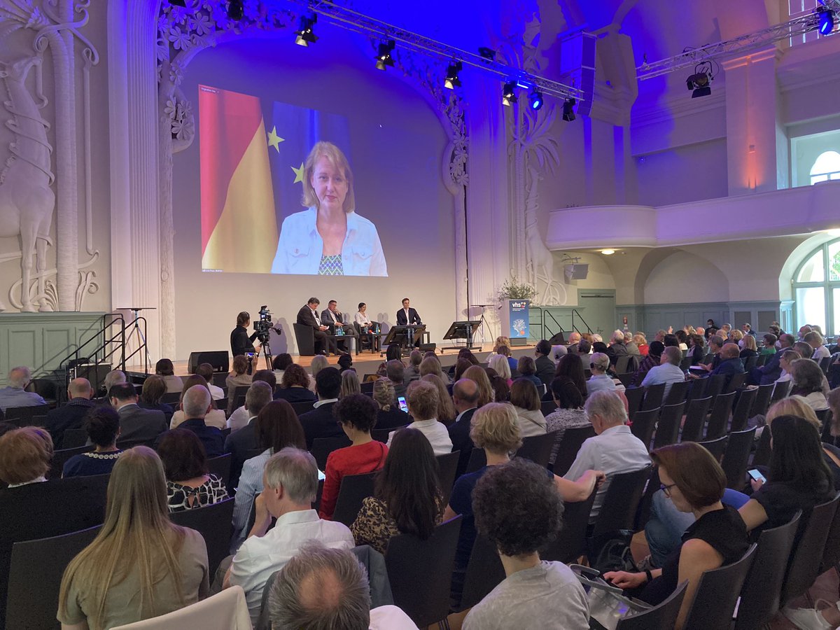 Constantin Schreiber (@constschreiber) on Twitter photo Habe mich sehr über die Moderation des #VHSTag22 gefreut, ua mit <a href="/ReemAlabali/">Reem Alabali-Radovan</a> , <a href="/lisapaus/">Lisa Paus, MdB</a> und <a href="/akk/">A. Kramp-Karrenbauer</a> zu den Themen Integration, Vielfalt und Demokratie Habe mich sehr über die Moderation des #VHSTag22 gefreut, ua mit <a href="/ReemAlabali/">Reem Alabali-Radovan</a> , <a href="/lisapaus/">Lisa Paus, MdB</a> und <a href="/akk/">A. Kramp-Karrenbauer</a> zu den Themen Integration, Vielfalt und Demokratie