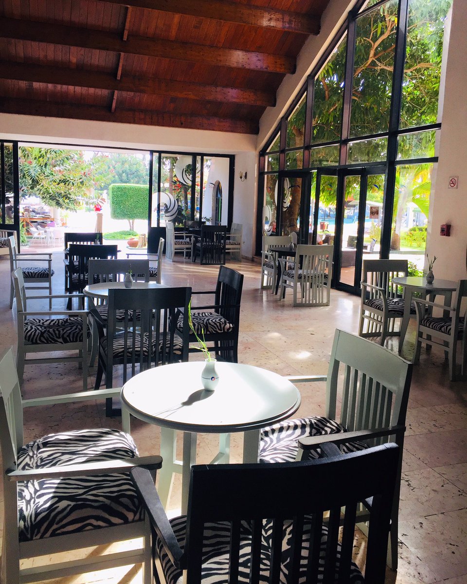 HBrGuardalavaca's tweet photo. Happy Tuesday from #BrisasGuardalavaca! Do you know what this place is?

#CubanacanHoteles #CubaTravel #HolguinTravel #TogetherOneMoreTime #yourhappyplace #allinclusive #familyvacation #vacation #bars https://t.co/lIjSKAAlW4