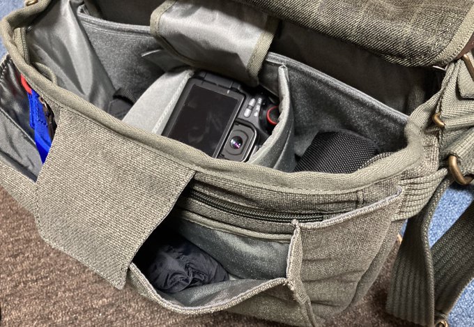 リュック以外にショルダーのカメラバッグ欲しかったので、シンクタンクフォトのレトロスペクティブ7 V2.0を購入しました。思ったよりも収納があるのでいい感じ! 