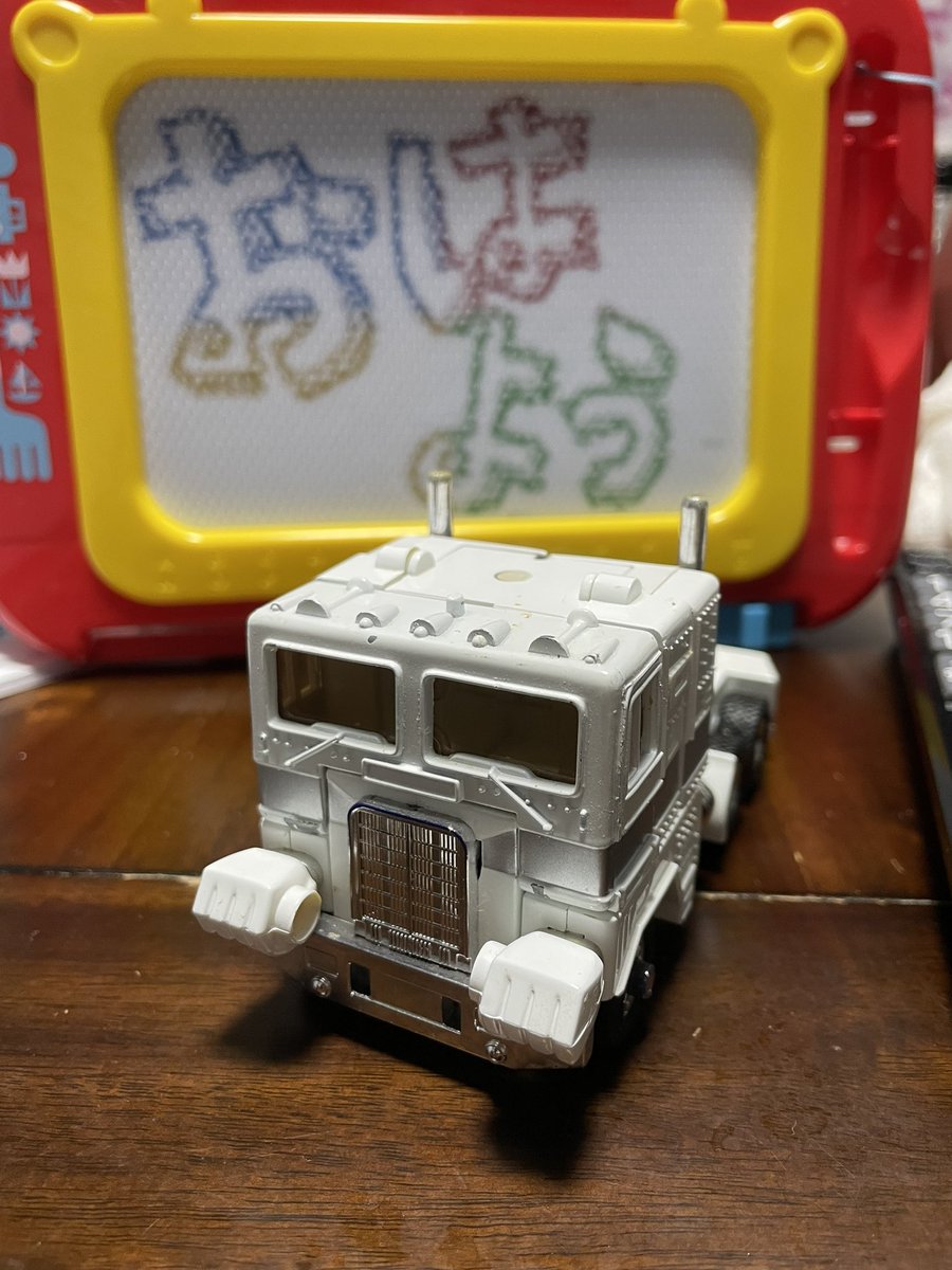 1歳2ヶ月の子供に僕のお下がりでトラックのおもちゃをあげたら、気に入ってくれたようで毎日転がして遊んでる
子供はコイツが変形できることを多分知らない https://t.co/nCutB3oIgG