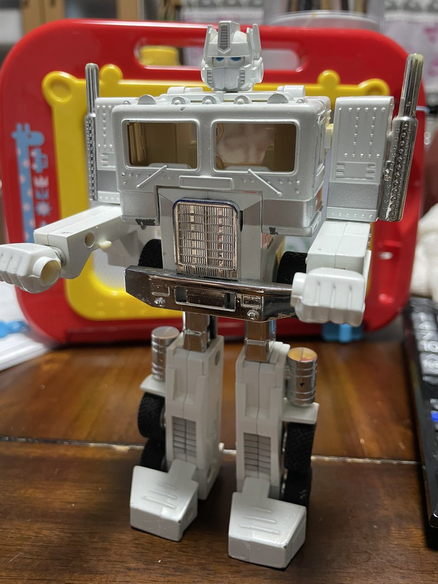 1歳2ヶ月の子供に僕のお下がりでトラックのおもちゃをあげたら、気に入ってくれたようで毎日転がして遊んでる
子供はコイツが変形できることを多分知らない https://t.co/nCutB3oIgG