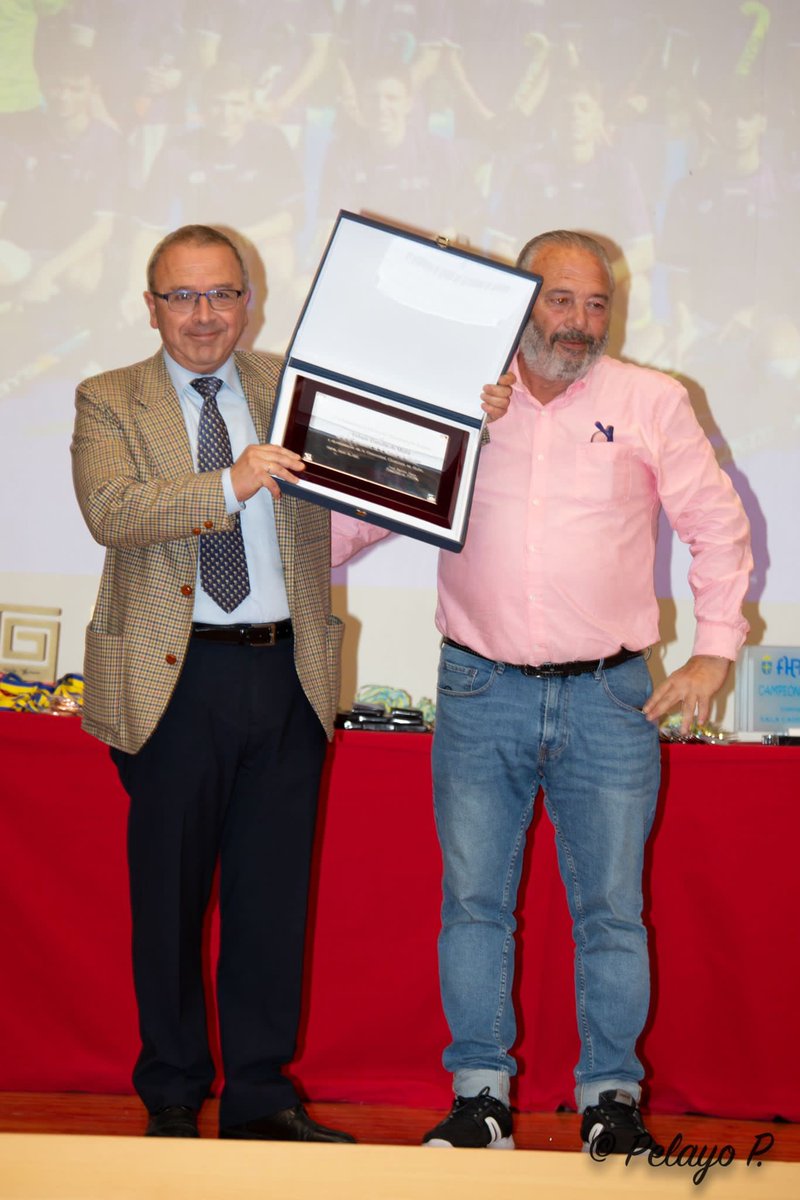 Durante la Gala del Hockey Asturiano Juan Ramón Hevia, presidente <a href="/fpa_hockey/">FHPA</a> entregó al responsable colegial <a href="/codemagijon/">Col.Corazón de María</a> @CODEMAHOCKEY José Luis Costales una placa con motivo del 50º aniversario de la sección y del 100º claretiano en Gijón. ¡Gracias! <a href="/rfe_hockey/">RFEH Hockey</a> <a href="/cmfsantiago/">Claretianos Santiago</a>