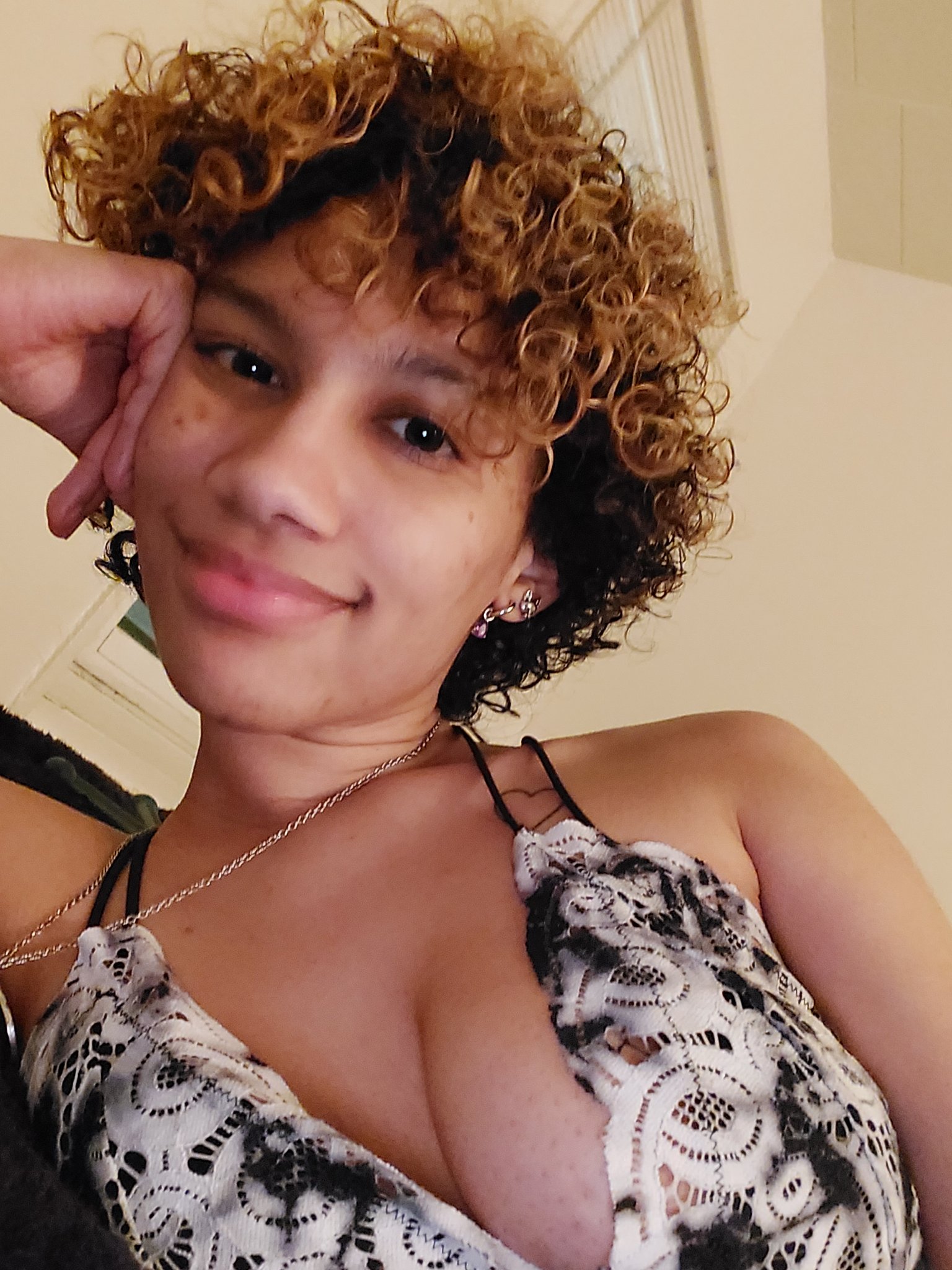 Going live @ChatTimeNow #ChatTimeNow #Live #nsfwtwt #chill #naughty #PrettyWoman #chat https://t.co/6pZFqNtOEc