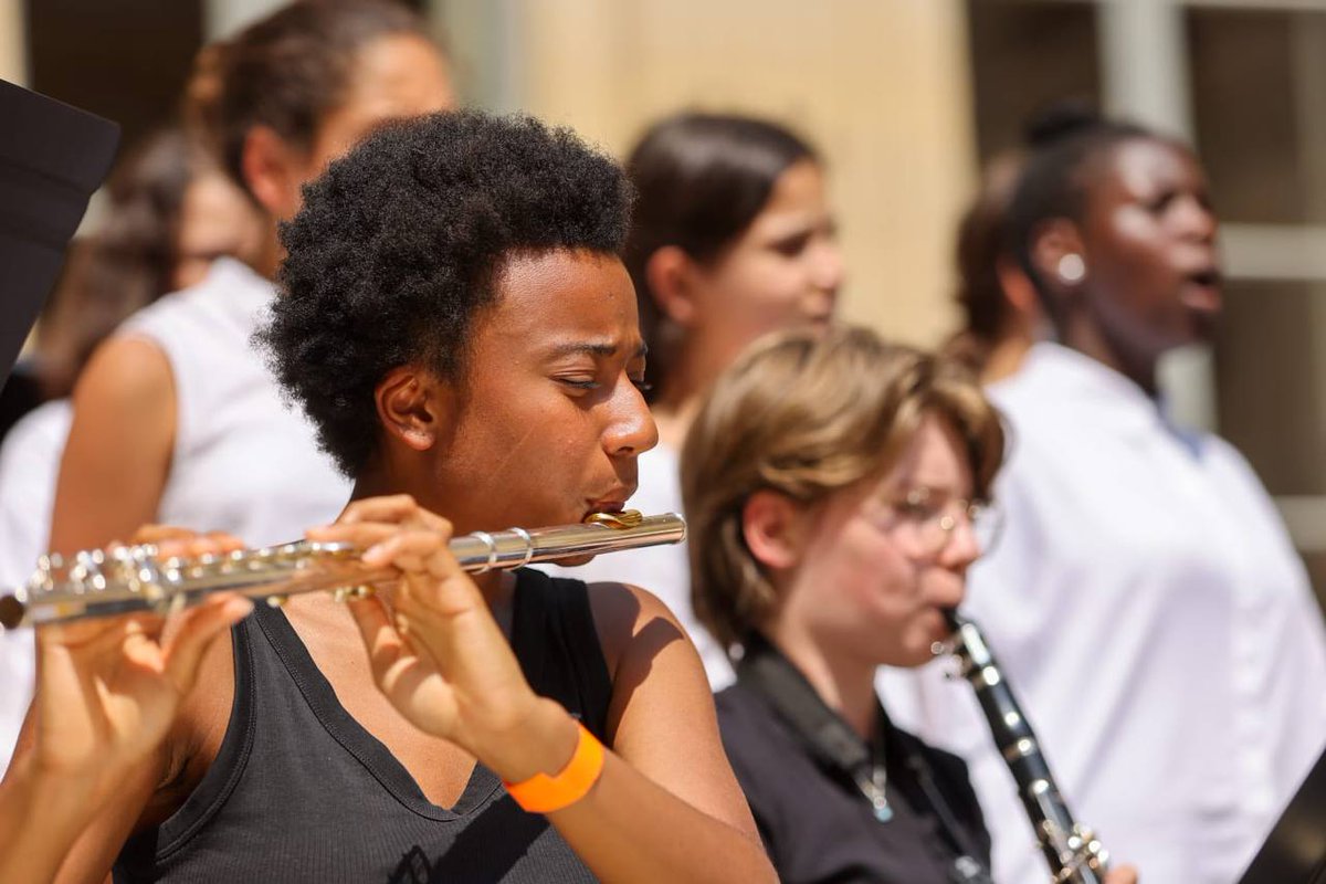 education_gouv's tweet photo. #FeteDeLaMusique Tout le monde est prêt 🎶 
Le ministère de l’Éducation nationale et de la Jeunesse fête la musique avec un grand concert gratuit, à partir de 17h, au 110 rue de Grenelle Paris 7. 
Venez nombreux ! ☀️ https://t.co/cmtKxYvnek