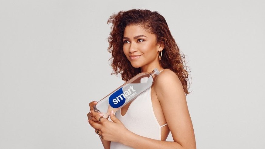 dayapeters's tweet photo. miss zendaya, nobody is looking at that bottle of water https://t.co/aHs1dA3AEl