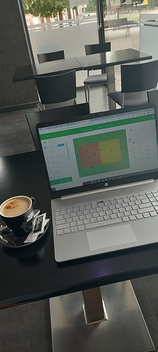 El entrenador es una persona que suele estar siempre cuestionada y la suelen criticar constantemente y que por mala suerte todos saben más que el,lo que nadie sabe o no quieren saber son las horas que le dedica a su equipo para que todo salga bien sin importar lo que digan de él.