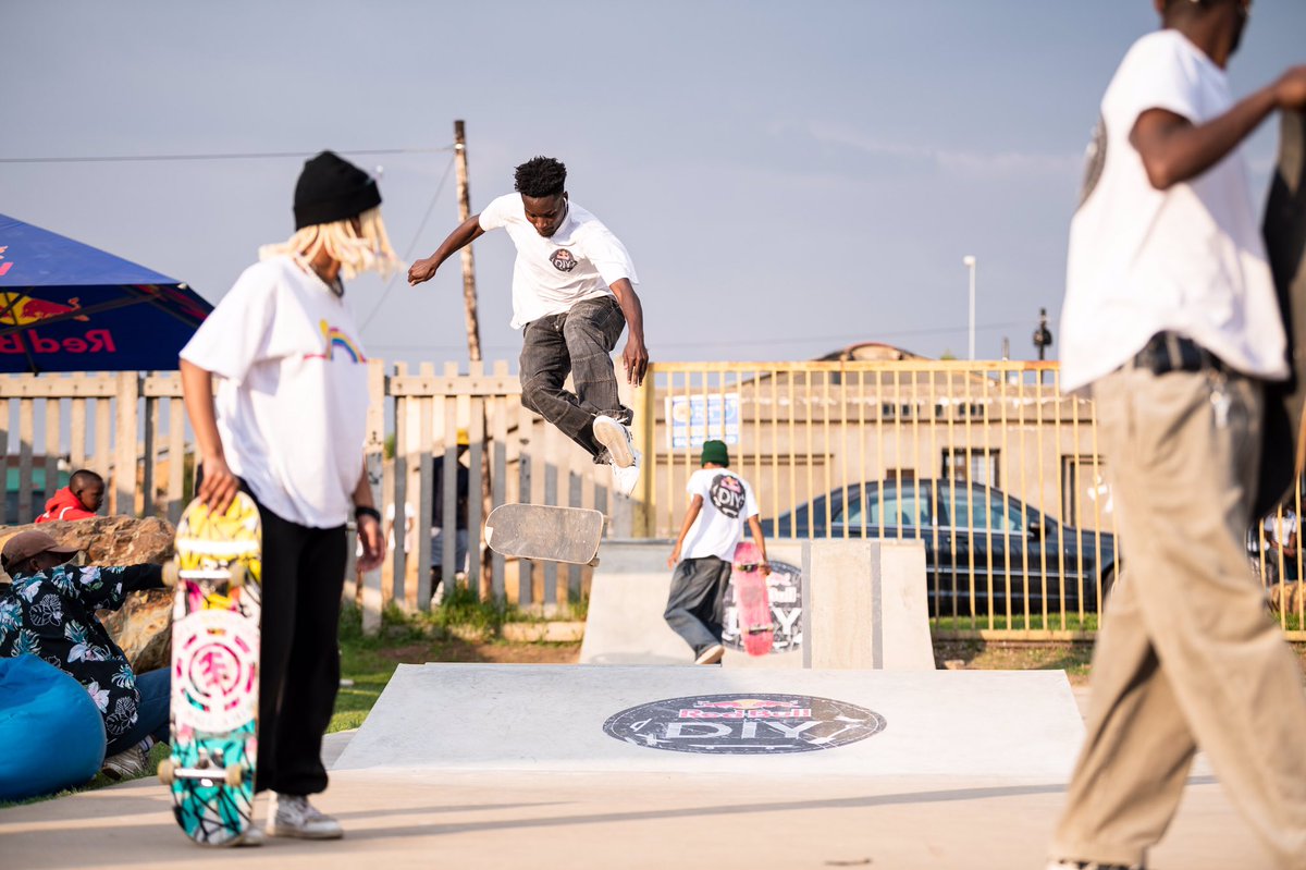 RedBullZA's tweet photo. Click on the link below to submit your skate spot for Red Bull DIY 🙌🏾🛹

https://t.co/qU4adzdnKf

📸: @MpumeleloMacu 
        @Sherilea_G 

#RedBullDIY #redbull #givesyouwings https://t.co/lCQCED5QuA