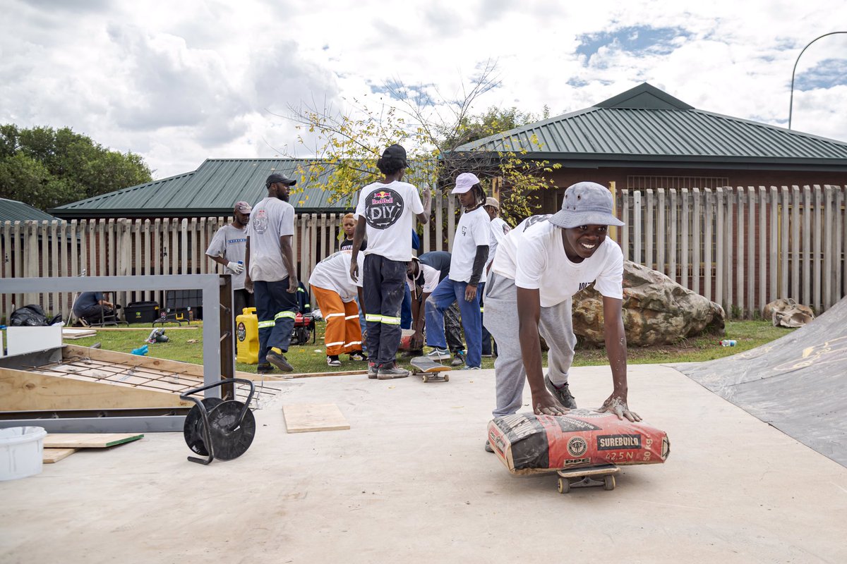 RedBullZA's tweet photo. Click on the link below to submit your skate spot for Red Bull DIY 🙌🏾🛹

https://t.co/qU4adzdnKf

📸: @MpumeleloMacu 
        @Sherilea_G 

#RedBullDIY #redbull #givesyouwings https://t.co/lCQCED5QuA
