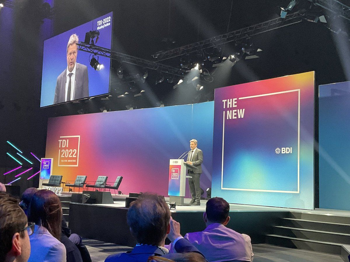 „Wenn ich an Braunkohle denke, denke ich an Habeck… Das hatte ich mir auch anders vorgestellt!“ Wirtschaftsminister Robert Habeck mit einem knappen launigen Einstieg bevor es zu #Ukraine #Krieg und #Energie sehr ernst wird beim #tdi22 Tag der Industrie <a href="/Der_BDI/">BDI</a> @BMWK