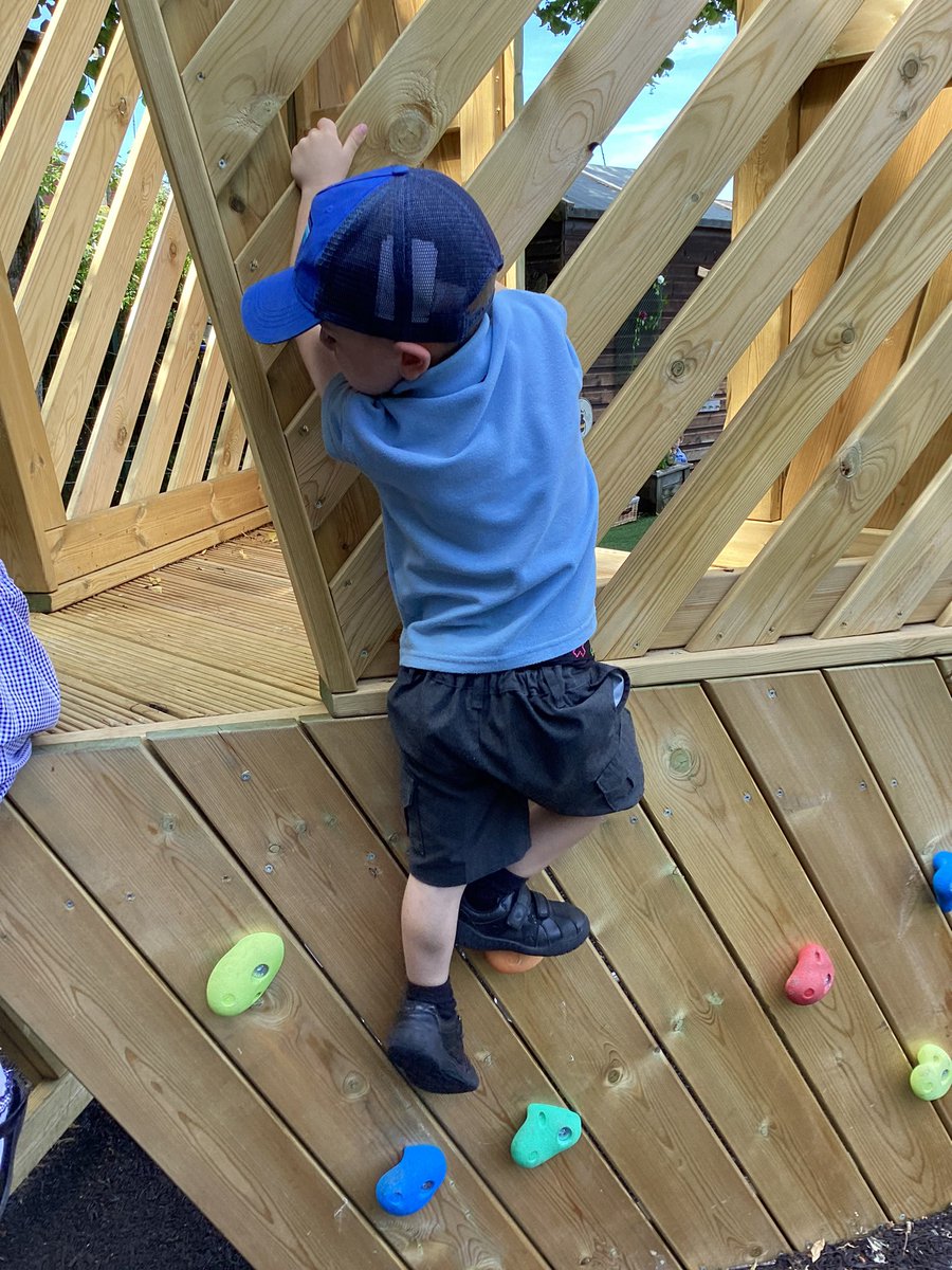 Tuesday climbing adventures. We have watched videos of rock climbers on mountains and climbing walls. Now we are having a go (a 🧵)
<a href="/Office_WIA/">Office_WIA</a> <a href="/whitchurchCEFed/">The Whitchurch Church of England Federation</a> <a href="/CeInfant/">Whitchurch CE Infant and Nursery Academy</a> @StBartsTrust