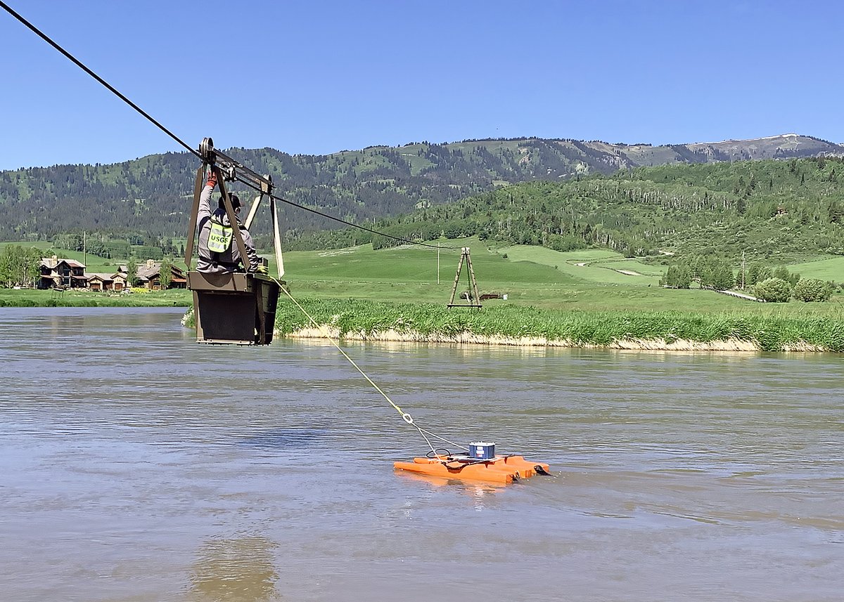 Student hydrographer Samuel Wojcik measuring streamflow on the Salt River near Etna, #Wyomong, last week. Latest observations from our streamgage: waterdata.usgs.gov/monitoring-loc…. We operate this station in cooperation with #Idaho Water District 1.