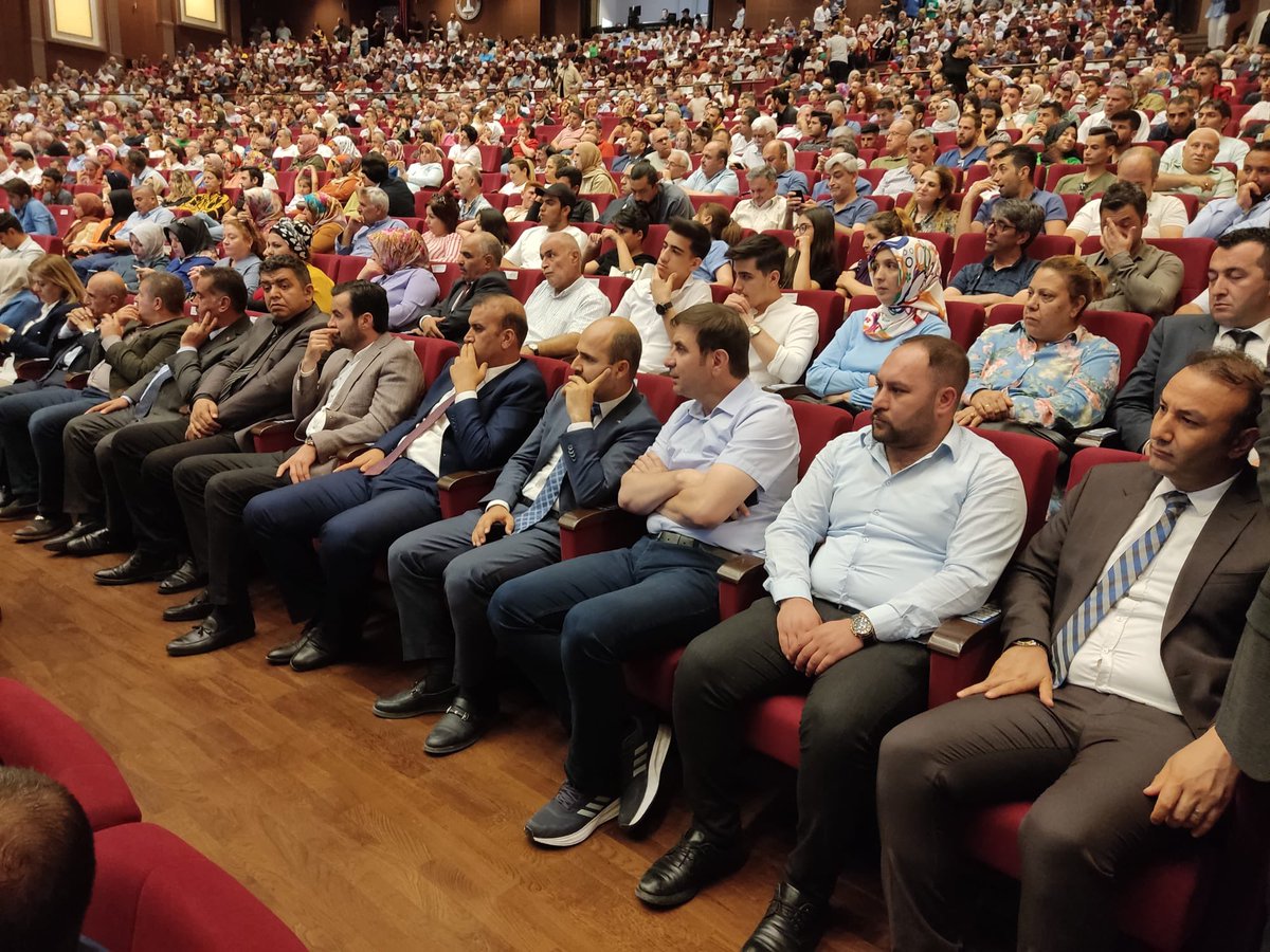 burakcaldran's tweet photo. Yönetim kurulu üyelerimizle birlikte @tcmeb Bakanımız Sayın Mahmut Özer ve @sahinbeybel Başkanımız Sayın @mtahmazoglu’nun işbirliğiyle imzalanan “Gençlerin Mesleki Eğitimlerini Destekleme Protokolü” imza törenine katıldık.

Gençlerimize ve ailelerine hayırlı olsun. https://t.co/8936DFIQRG