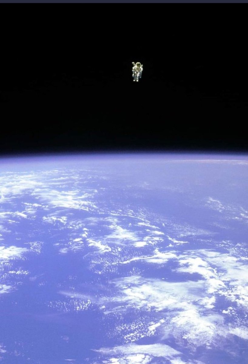 Histórico y algo aterrador, como en las películas.
Solo que éstas imágenes son reales.
El astronauta Bruce McCandlles flota sin ataduras 😲 lejos del transbordador espacial con solo su unidad de maniobra que lo mantiene con vida.
