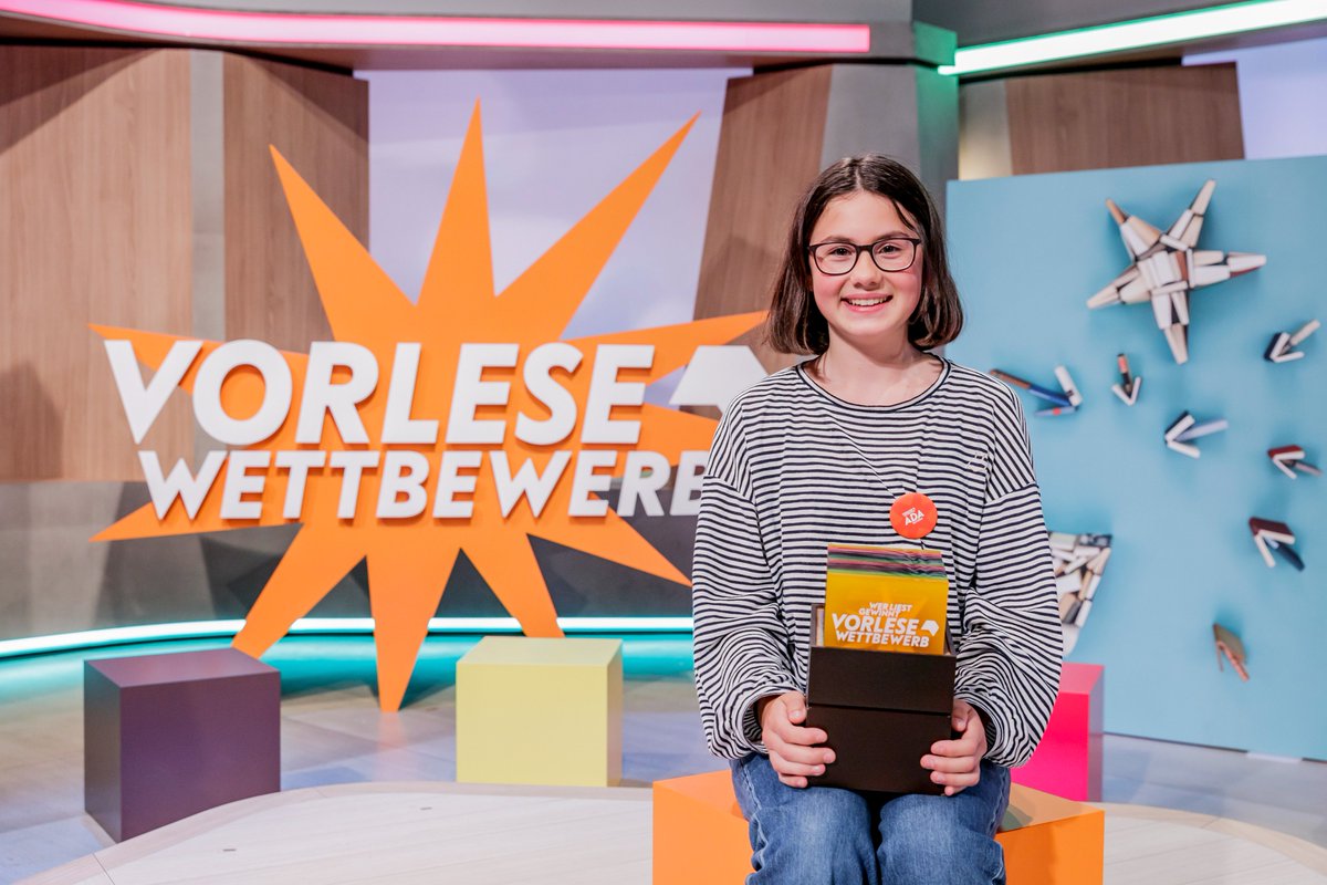 Deutschlands beste Vorleserin 2022 kommt aus Bayern! Herzlichen Glückwunsch, liebe Ada 🎉👏 
Das war wieder ein super spannendes Finale in Berlin 👏

Danke an unsere Finalist*innen, unsere Moderatorin, unsere tolle Jury und alle weiteren Beteiligten.

Foto: Mo Wüstenhagen
@boev