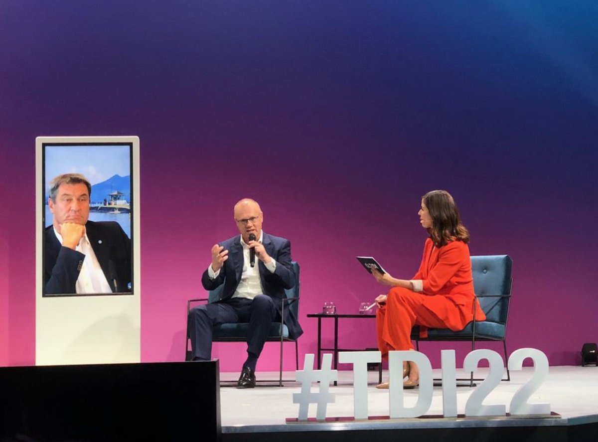 Zurück in die Zukunft ist heute das Motto gewesen auf meinem #TDI22-Panel mit dem bayer. Ministerpräsidenten Dr. <a href="/Markus_Soeder/">Markus Söder</a>, <a href="/SHerold_DELO/">Sabine Herold</a> &amp; Daniel Schmidt. Modernisierung heißt für mich, durch #Digitalisierung Ineffizienzen abzubauen.

📷: Christian Kruppa, DATEV