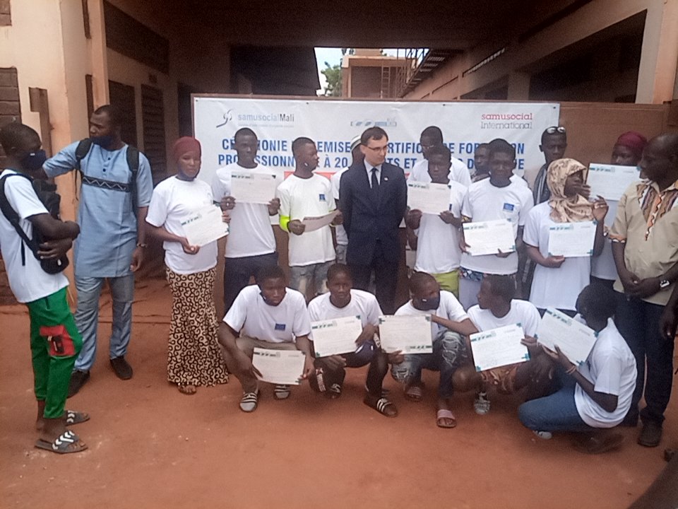NCpmct's tweet photo. Le 17/06/2022, a eu lieu la cérémonie officielle de remise de certificat de fin de formation professionnelle en chaudronnerie de la 2ème promotion de 21enfants en  situation de rue à Nègè Blon. Etaient présents les représentants de l'Union Européenne, la principauté de Monaco,... https://t.co/vPtu6BMTP5