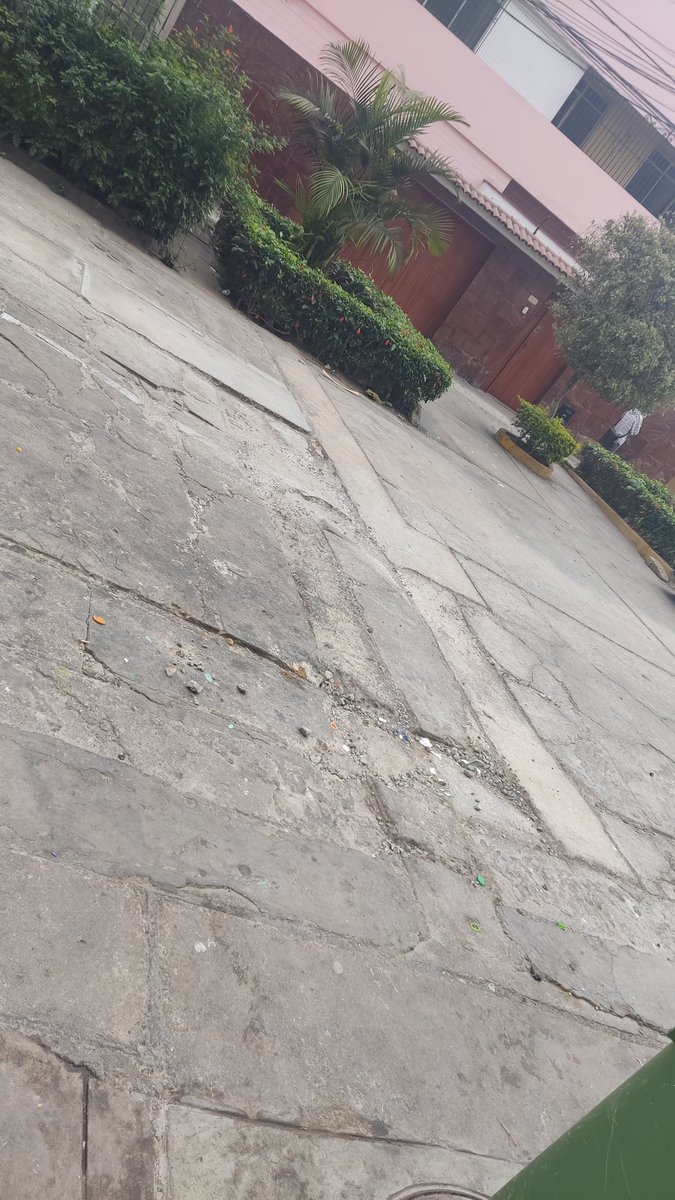 Buenos días <a href="/MuniDeMagdalena/">Municipalidad de Magdalena del Mar</a> en la calle 28 de Julio cuadra 3 el desvío de rutas nos ha destrozado la pista. Que se podría hacer al respecto?