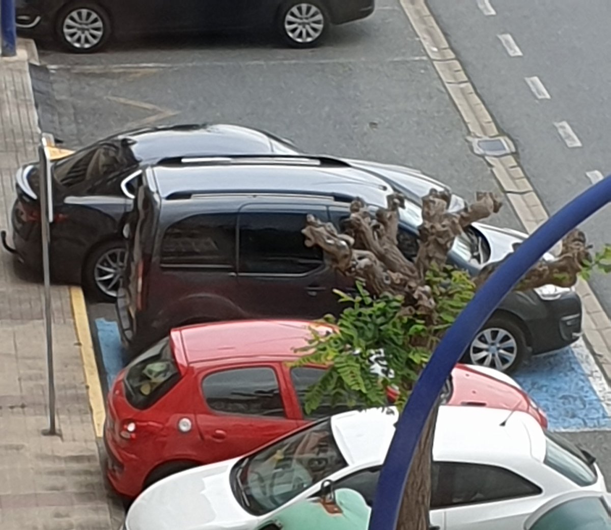 aparcandomal's tweet photo. Otro de los habituales, faltan 10 minutos para que salgan los chavales de la academia de inglés y por no buscar aparcamiento estorba a la salida del garaje y en la PMR https://t.co/uXFxd9QfzZ