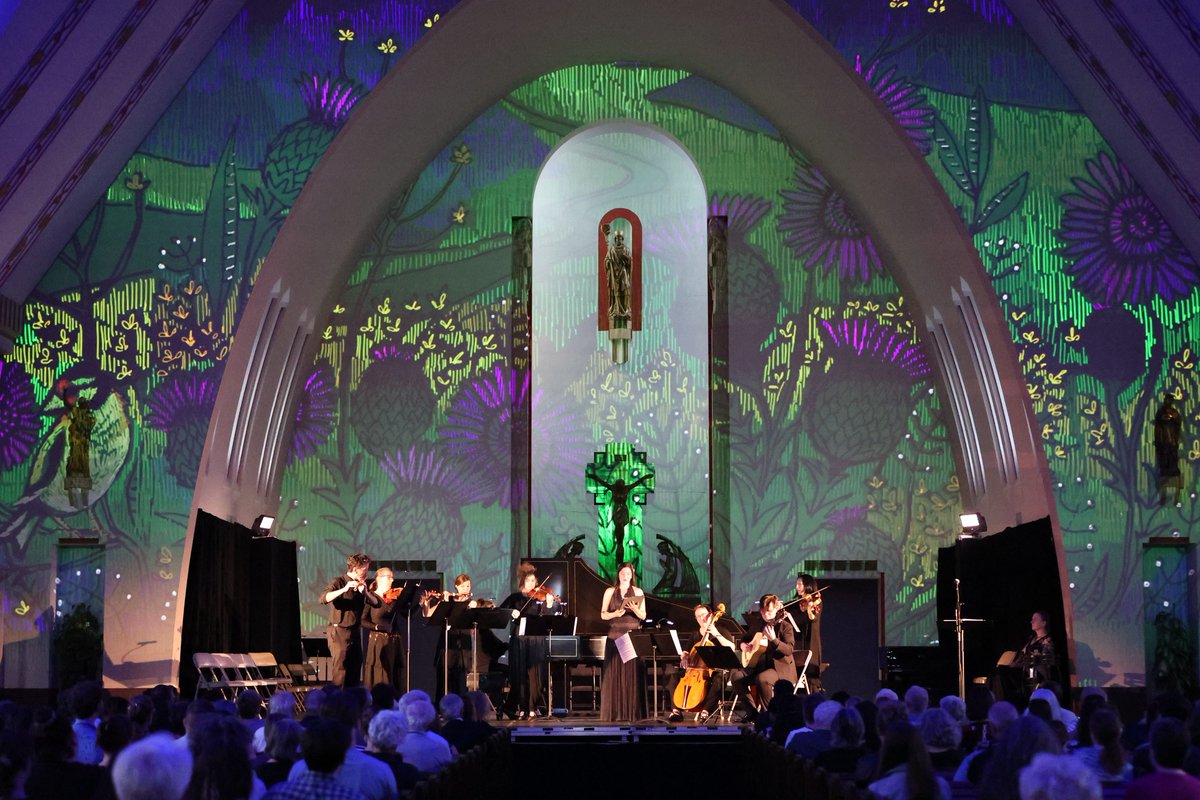 🎼 CLASSIQUE ET 📹 NUMÉRIQUE 
L'un des faits saillants de notre 12e édition, qui vient tout juste de se terminer, est sans aucun doute le maillage entre la musique classique et le numérique, avec l'équipe du Lumifest 💜
Admirez quelques-unes de ses créations❗️
📸 Patrick Boucher